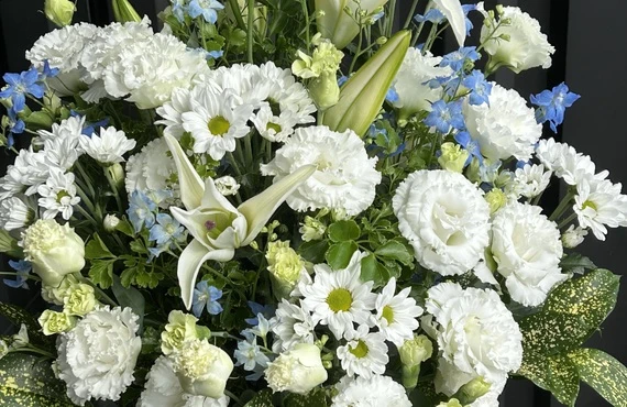 お盆の季節に心を込めた供花を贈ろう