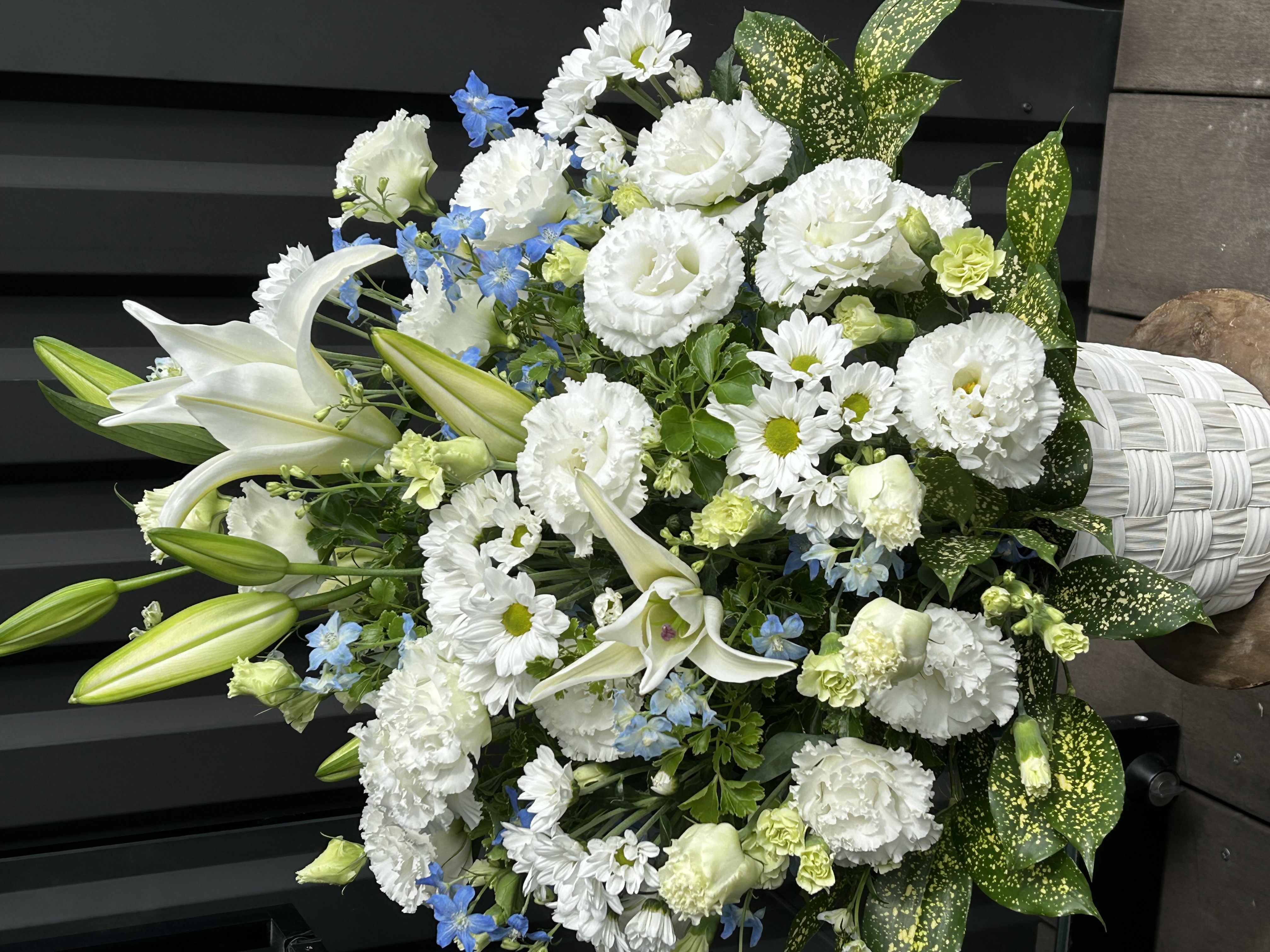 お盆の季節に心を込めた供花を贈ろう